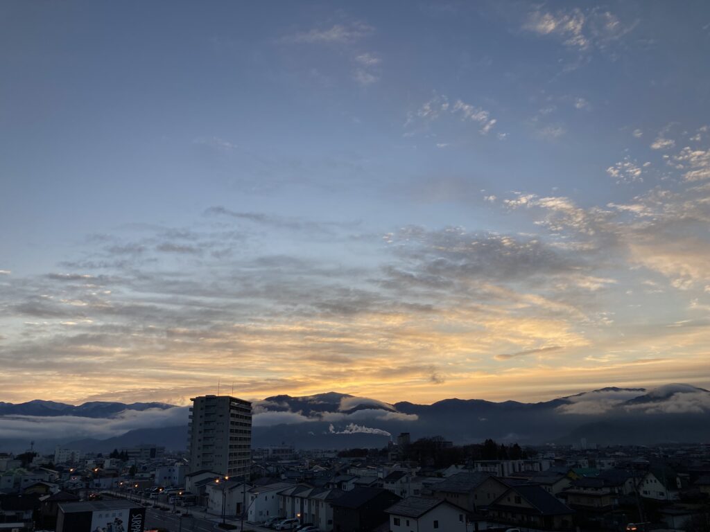 長野市内の冬の夜明けの画像